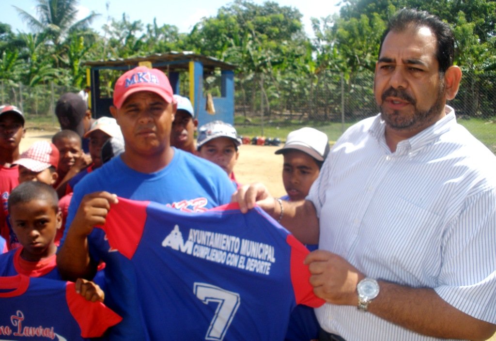 Lic. Ariel Vásquez expresa palabras a los jóvenes del equipo de Marino Taveras.
